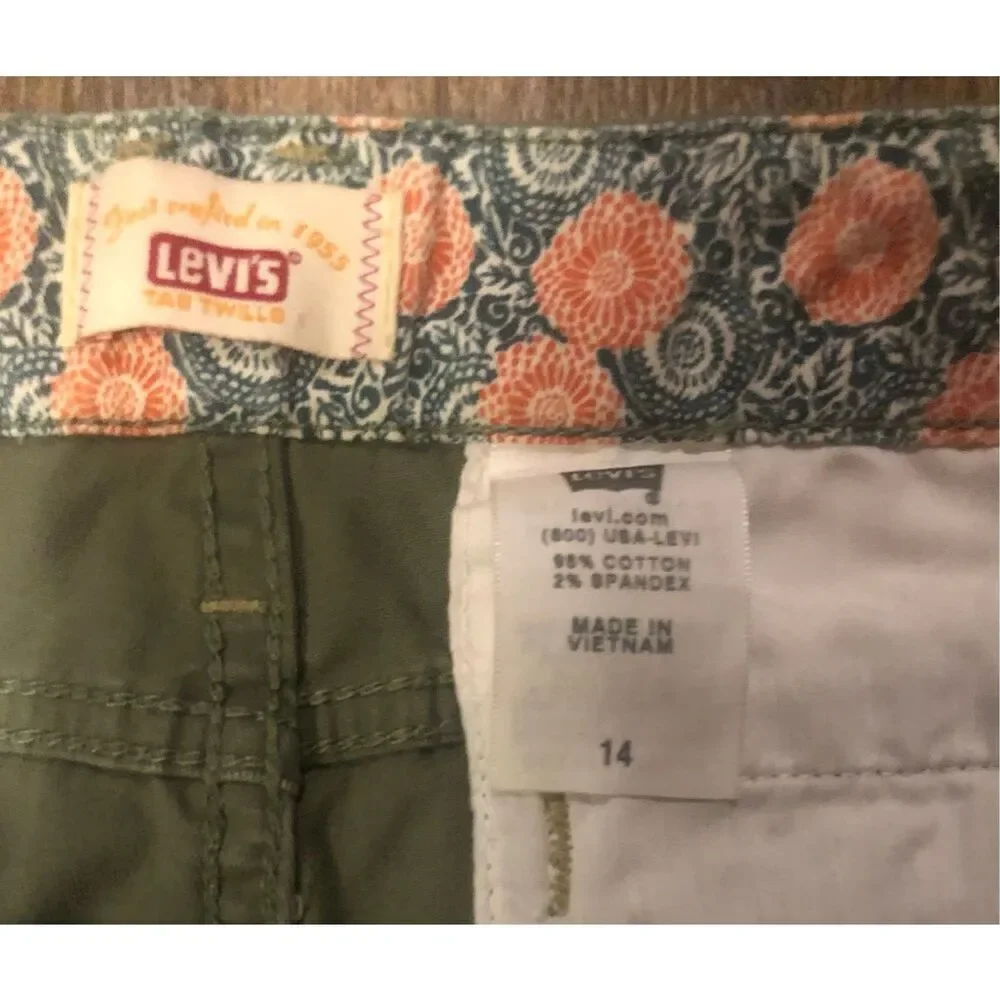 Levi’s olive green flat-front chino shorts. Button and zip fly closure, belt loo